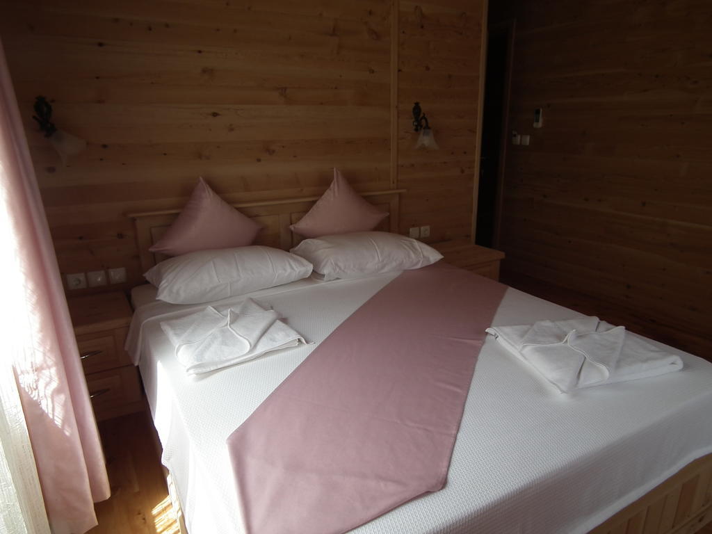 Sedir Palas Hotel Çıralı Bilik gambar